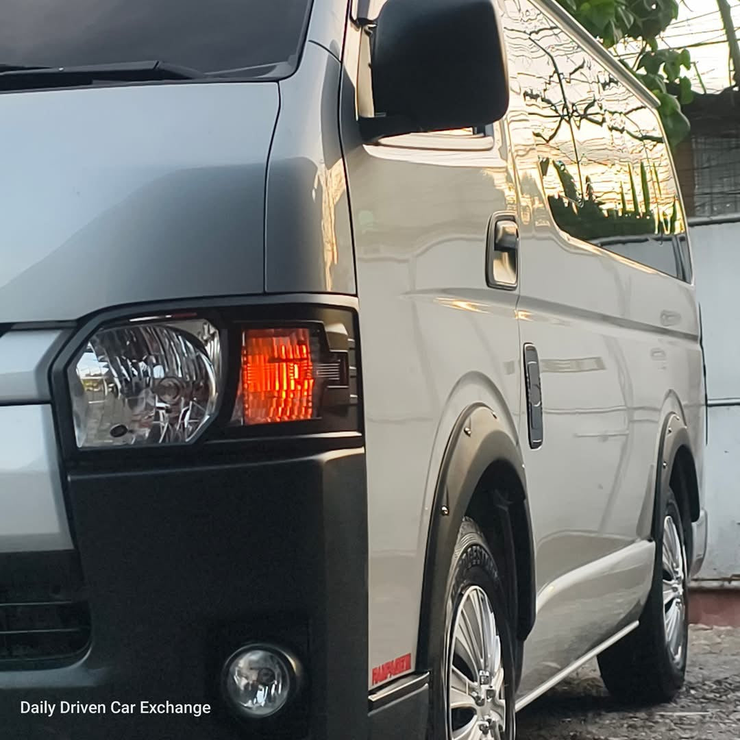 2018 Toyota Hiace Commuter 3.0L MT