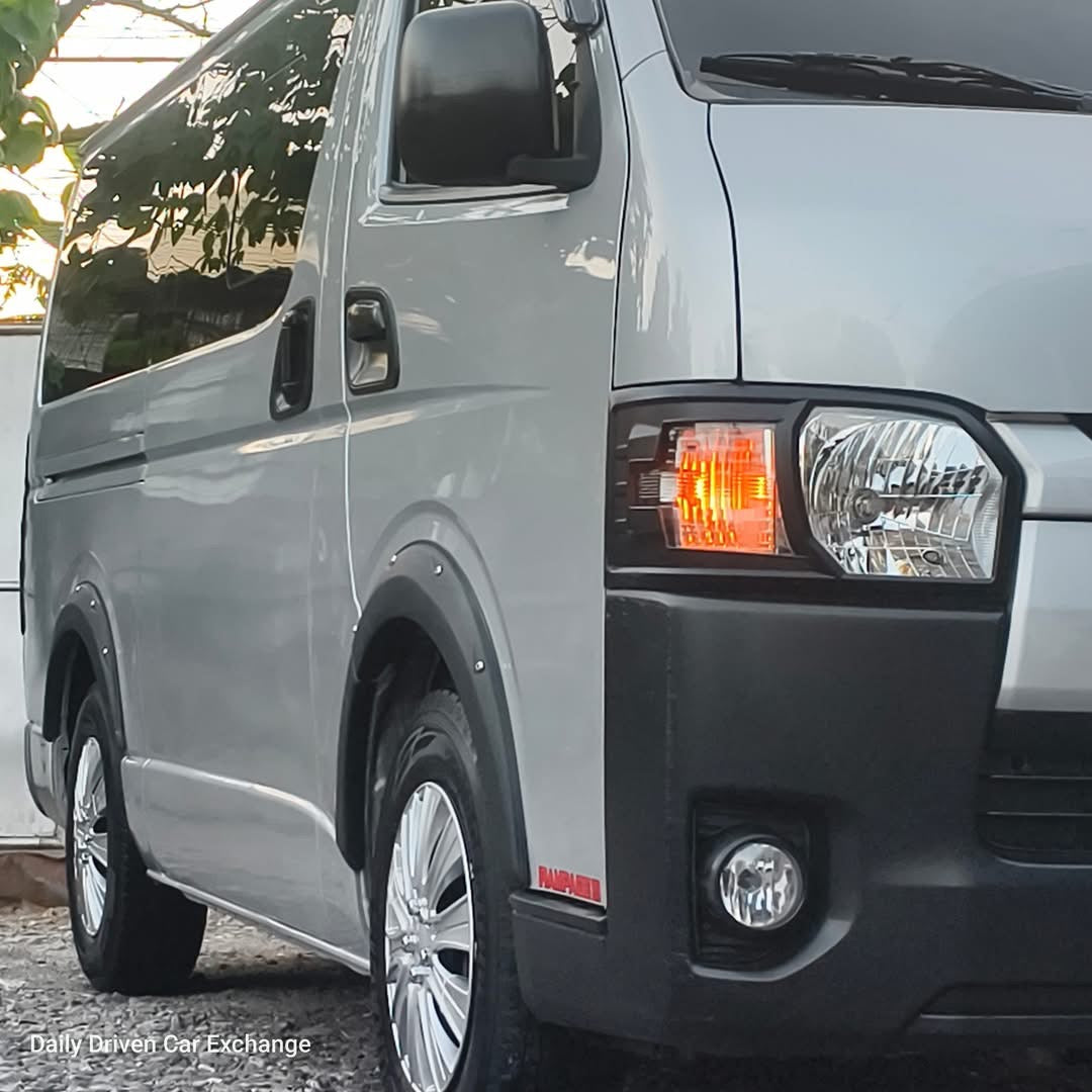 2018 Toyota Hiace Commuter 3.0L MT